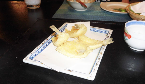 揚げたて熱々の天ぷらを味わう