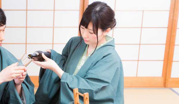 温泉旅館の宴会でお酌
