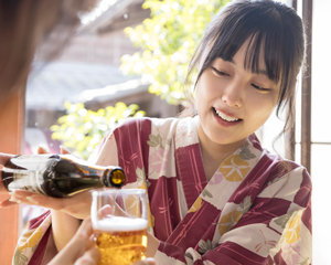 温泉地にコンパニオンが出張