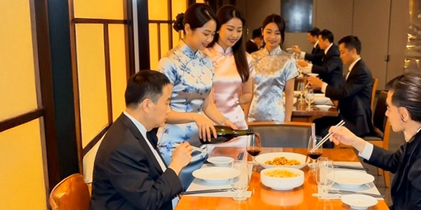 お酌するミニチャイナコンパニオン