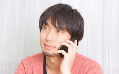 予約の電話する人