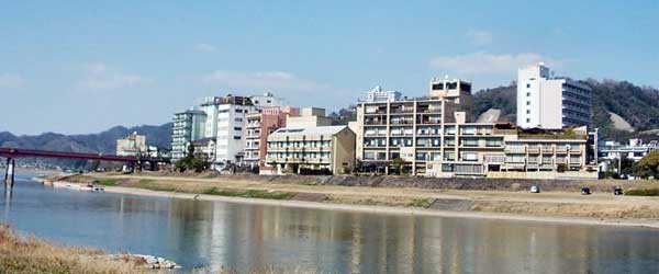 原鶴温泉と筑後川