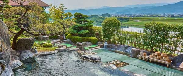 美肌の湯として大人気の温泉地