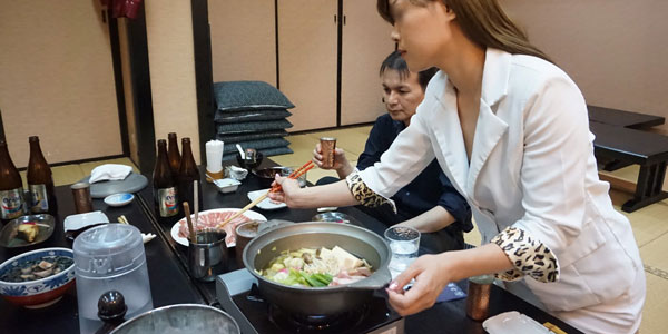 宴会場でお客さまを接客するお仕事です